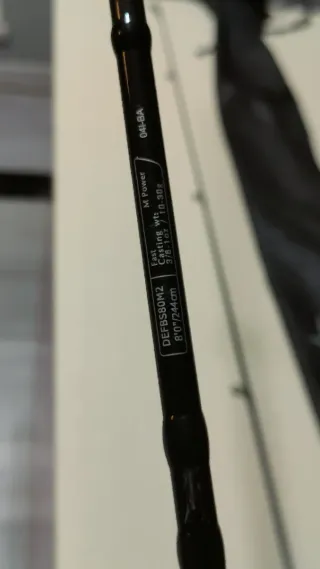 Caña y carrete de pesca spinning.