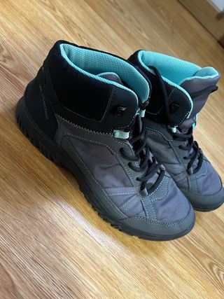Botas de montaña grises y turquesa