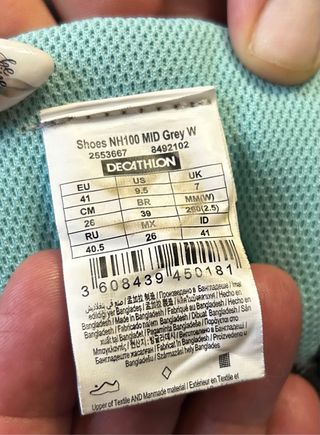 Botas de montaña grises y turquesa