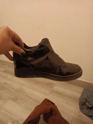 Zapatillas negras charol mujer