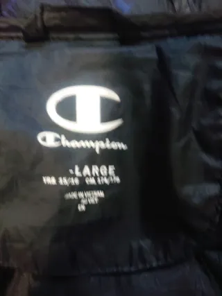 Chaquetón negro con capucha