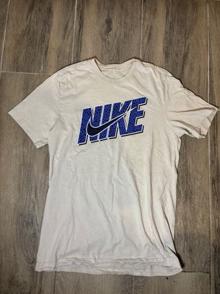 Camiseta Nike.