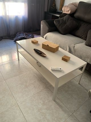 Mesa auxiliar blanca y madera