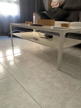 Mesa auxiliar blanca y madera