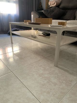 Mesa auxiliar blanca y madera