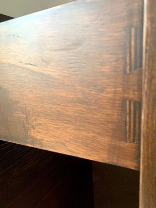 Elegante aparador de madera oscura