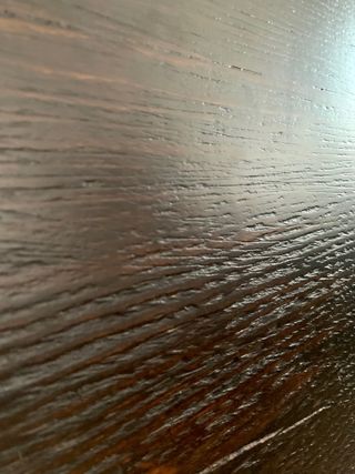 Elegante aparador de madera oscura