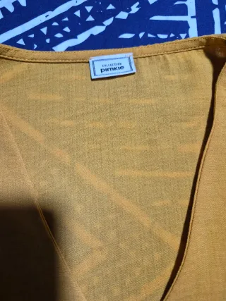 Camisa abotonada mostaza