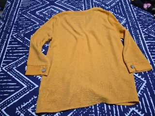 Camisa abotonada mostaza