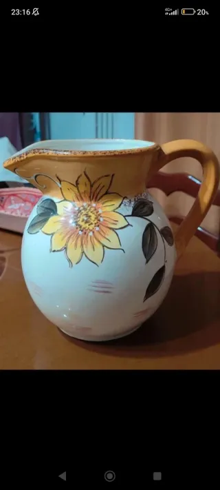 Brocca in ceramica dipinta a mano con girasole