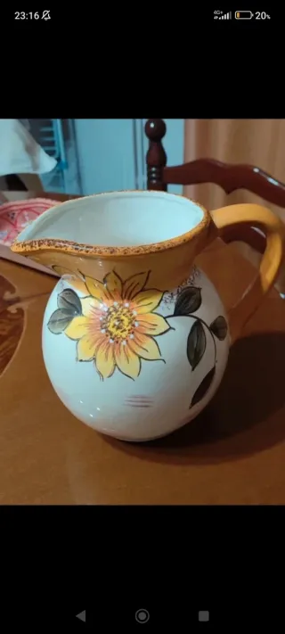 Brocca in ceramica dipinta a mano con girasole