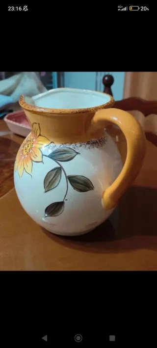 Brocca in ceramica dipinta a mano con girasole