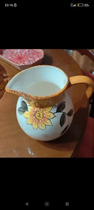 Brocca in ceramica dipinta a mano con girasole