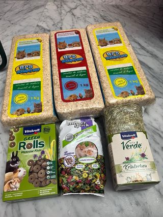 Jaula cobaya + comida y serrín