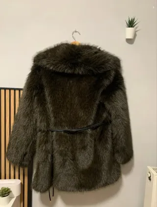 Abrigo pelo sintético marrón.