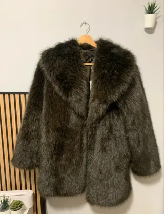 Abrigo pelo sintético marrón.