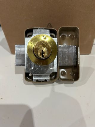 Cerrojo de puerta con llave