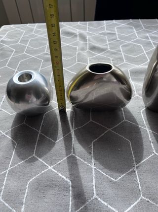 Candelabros metálicos plateados