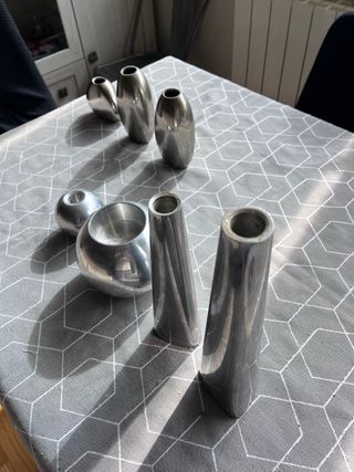 Candelabros metálicos plateados