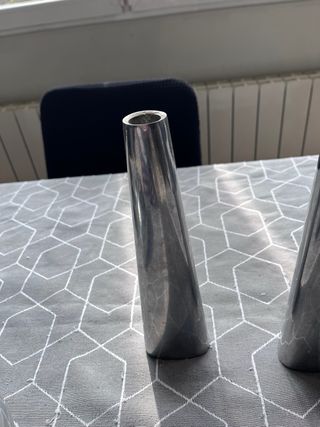 Candelabros metálicos plateados