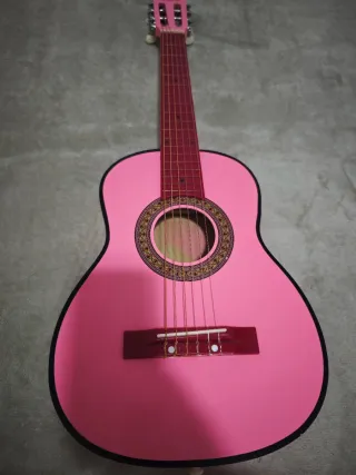 Guitarra rosa para niños