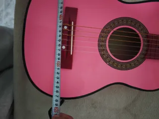 Guitarra rosa para niños
