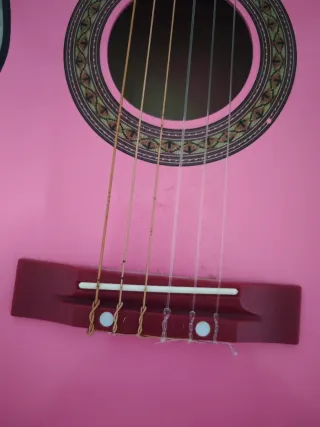 Guitarra rosa para niños