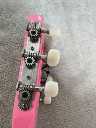 Guitarra rosa para niños