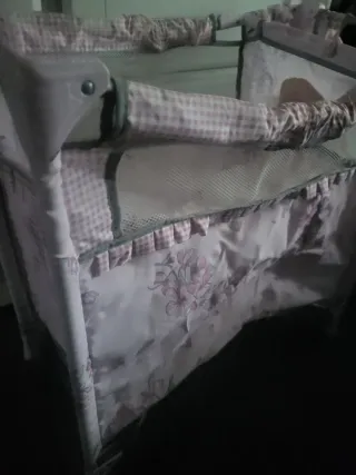 Cuna parque de muñecas rosa floral