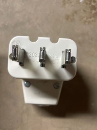 Enchufe y Base Plastimetal 25 Amperios.