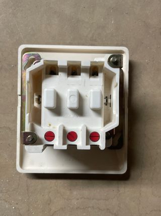 Enchufe y Base Plastimetal 25 Amperios.