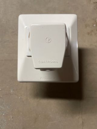 Enchufe y Base Plastimetal 25 Amperios.