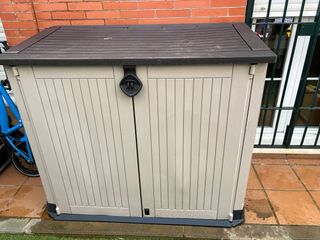 Caseta de jardín de plástico beige