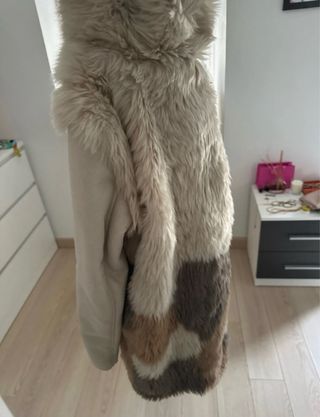 Abrigo de pelo con capucha