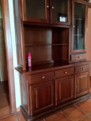 Aparador de madera con vitrina
