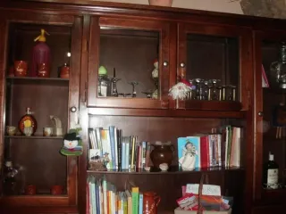 Aparador de madera con vitrina