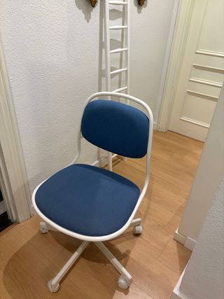 Silla de escritorio ÖRFJÄLL azul y blanco de IKEA