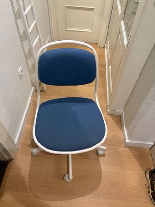 Silla de escritorio ÖRFJÄLL azul y blanco de IKEA