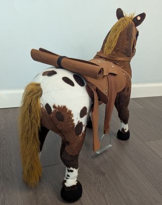 Caballo de juguete. Realista. Hasta 60k