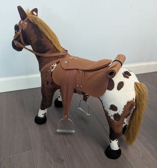 Caballo de juguete. Realista. Hasta 60k