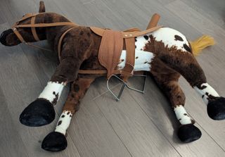 Caballo de juguete. Realista. Hasta 60k