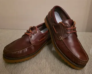 Náuticos de piel marrón