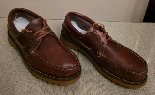 Náuticos de piel marrón