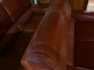 Dos sofás de cuero marrones