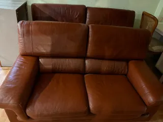 Dos sofás de cuero marrones