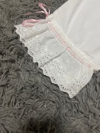 Pantaloncillos blancos con encaje rosa