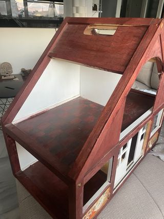 Casita de juguete de madera