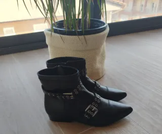 Botines de piel negros con tachuelas