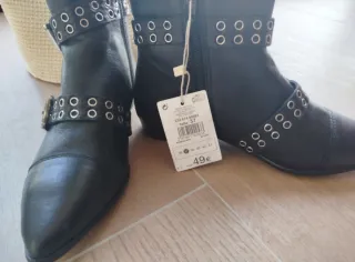 Botines de piel negros con tachuelas