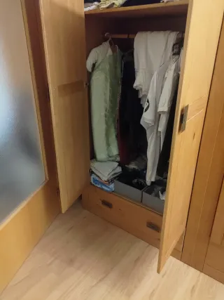 Armario ropero de madera